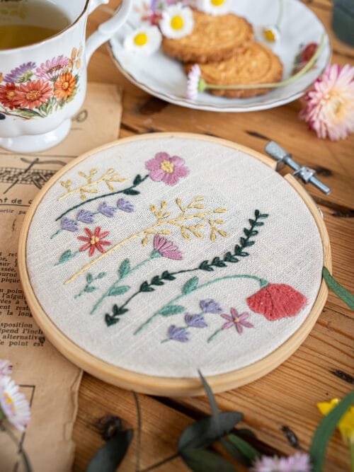 Kit de broderie traditionnelle avec des fleurs s'élevant vers le ciel, kit pour apprendre ses premiers points de broderie