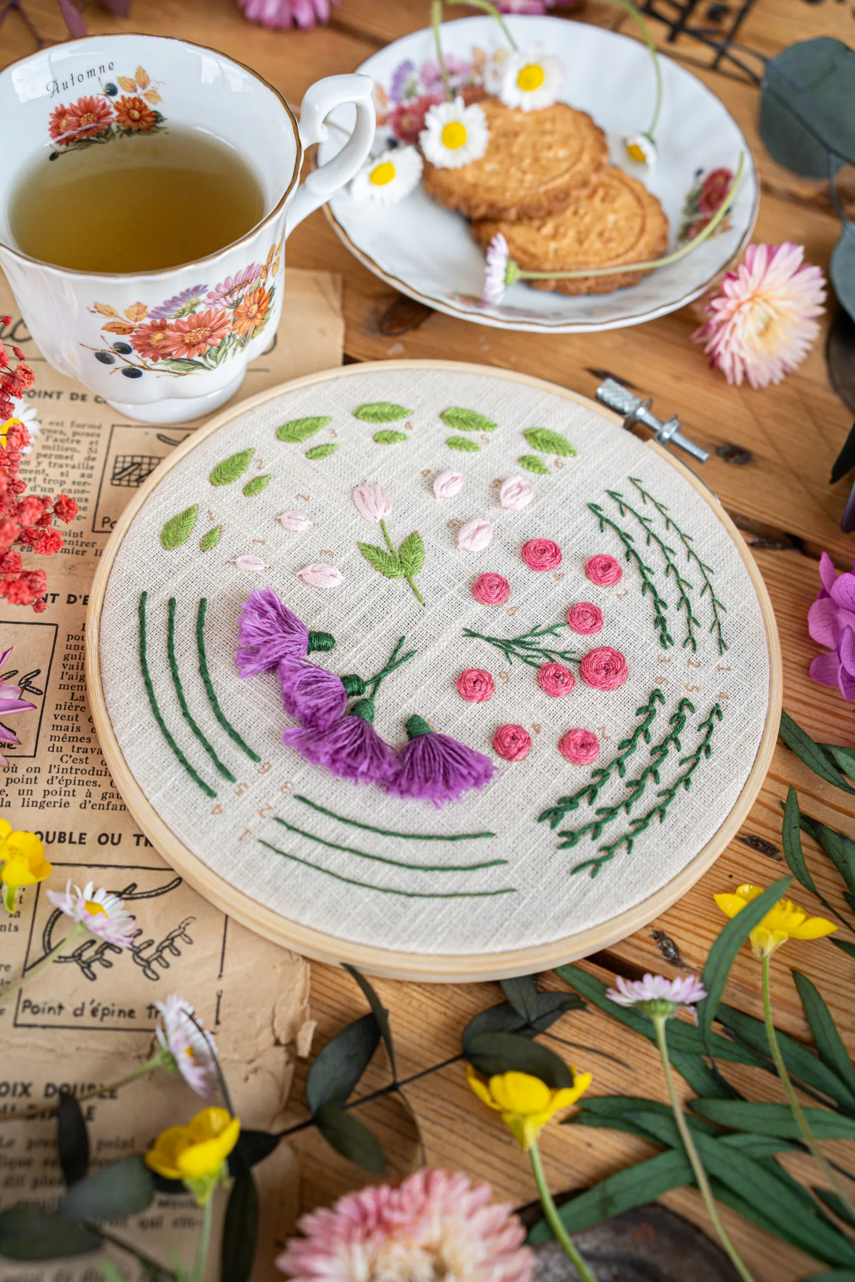 Modèle Kit broderie "L'apprenti fleuriste" Tome 2 fini avec sa tasse de thé pour une pause bien etre