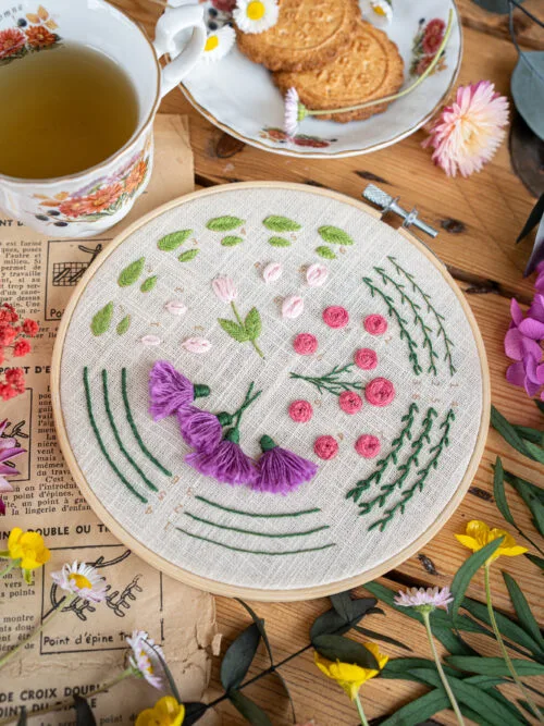 kit de broderie "l'apprenti fleuriste tome 2" : un kit pour apprendre 6 points de broderie en relief, et tester les différentes épaisseurs de fils