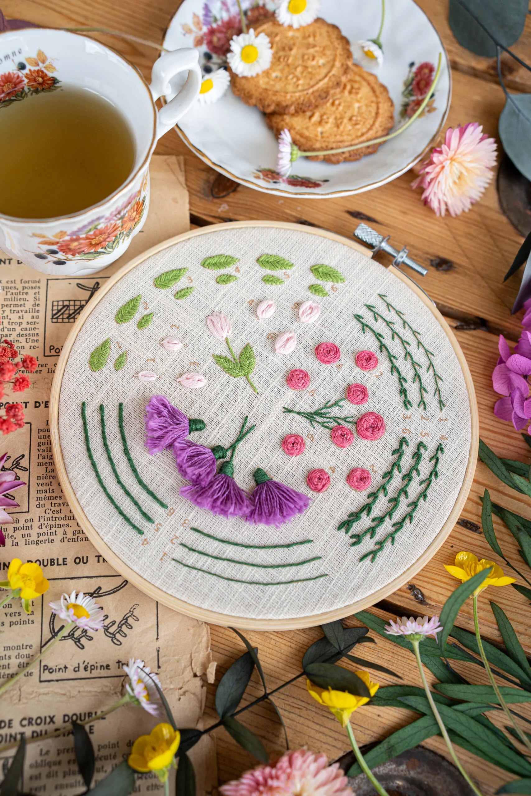 kit de broderie "l'apprenti fleuriste tome 2" : un kit pour apprendre 6 points de broderie en relief, et tester les différentes épaisseurs de fils
