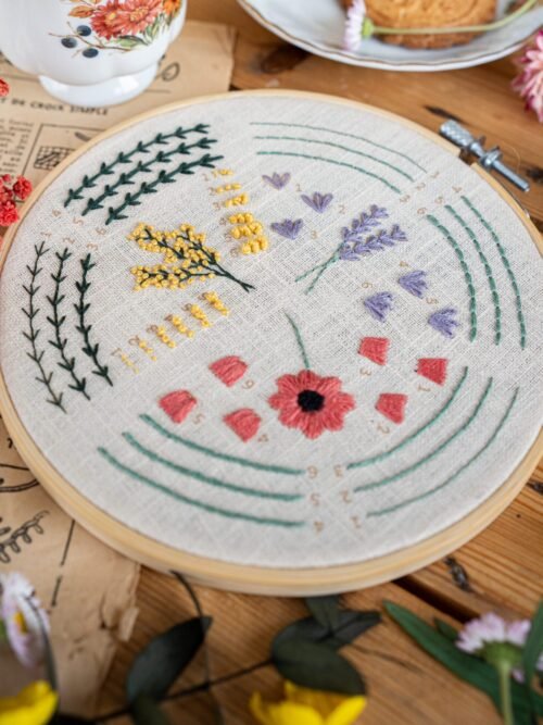Kit de broderie "l'apprenti fleuriste tome 1" : un kit débutant pour apprendre à varier les épaisseurs de fils autour de 6 points de broderie traditionnelle