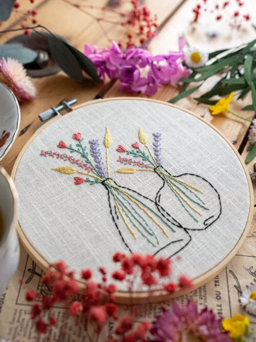 Kit de broderie "les dames jeannes", représentant 2 grands vases dans lesquels des fleurs sont posés : lavande, graminés pampas...