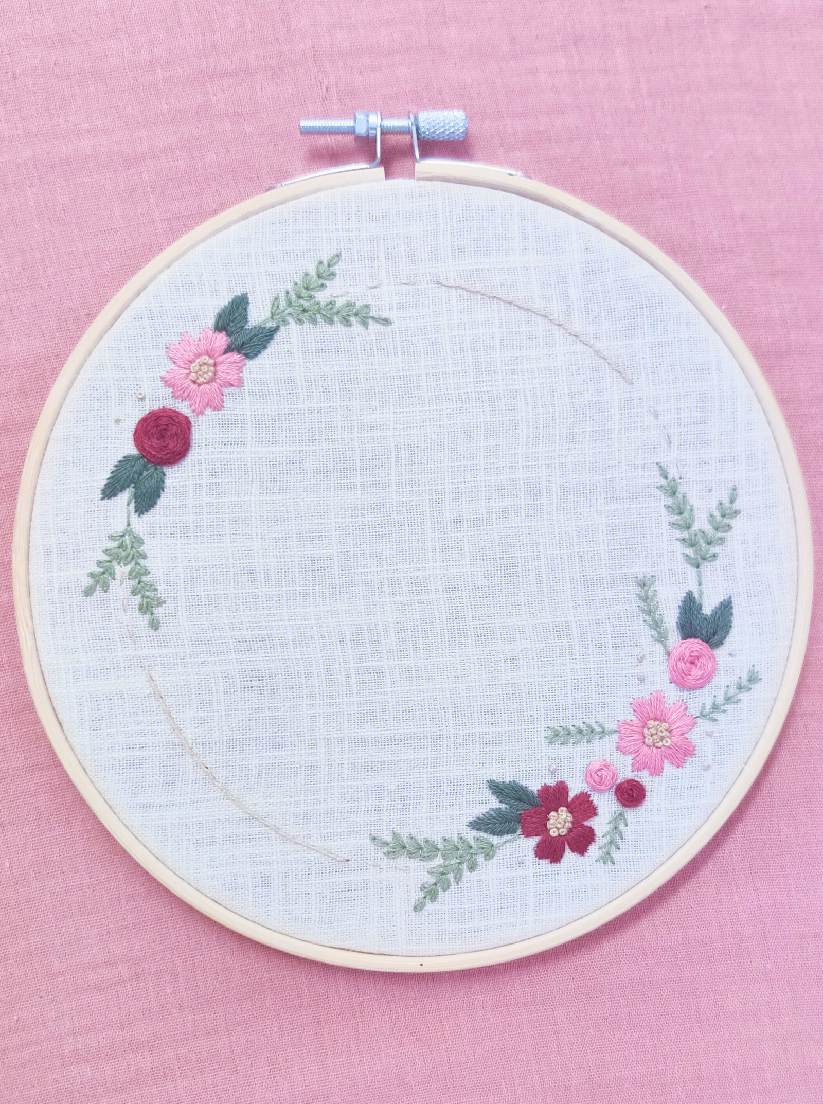 Couronne de fleurs brodées pour naissance ou mariage