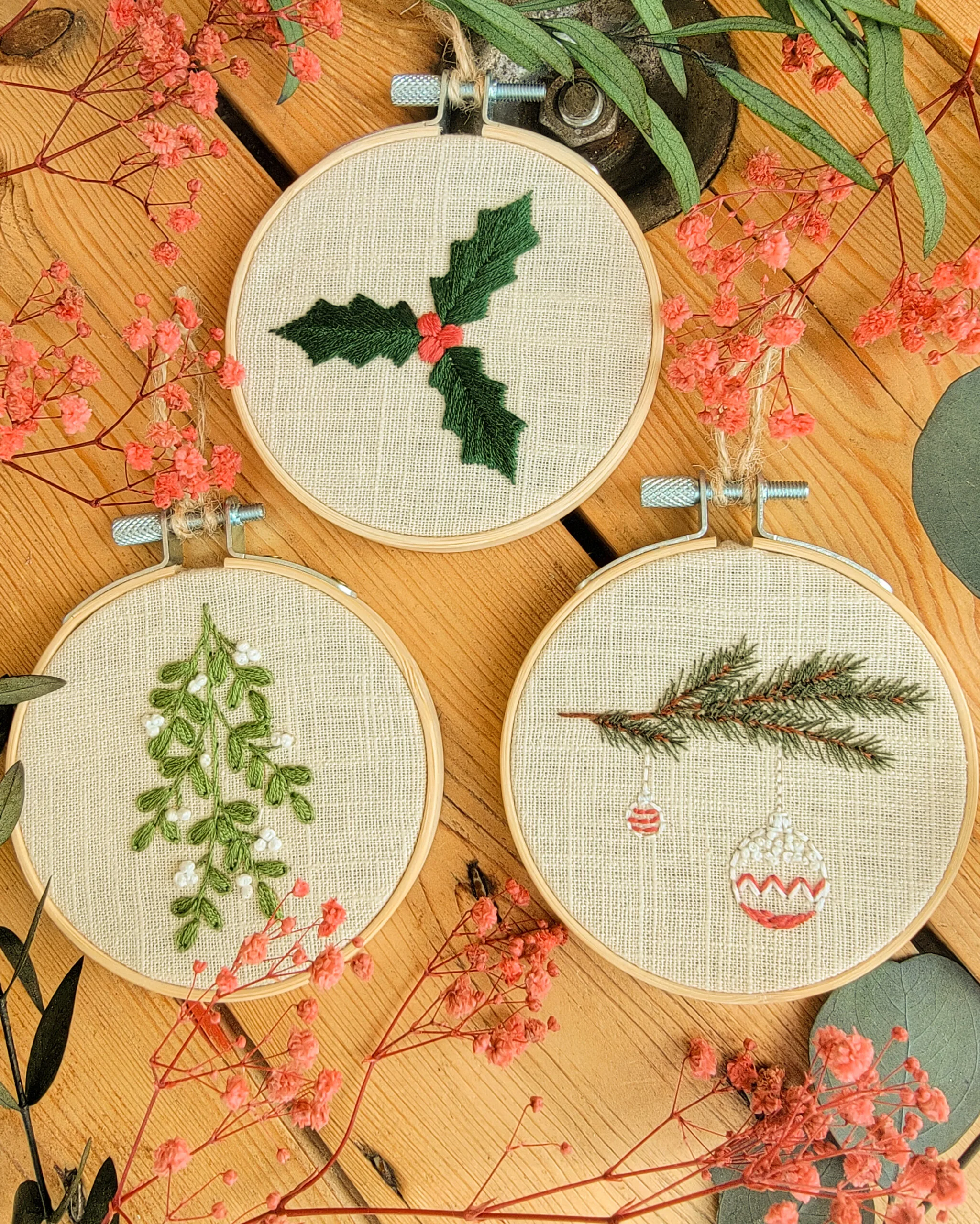 Kit Broderie Noël, 3 suspensions déco : houx, gui et sapin