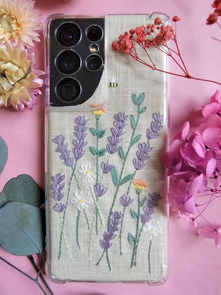 Broder des fleurs sur son tel