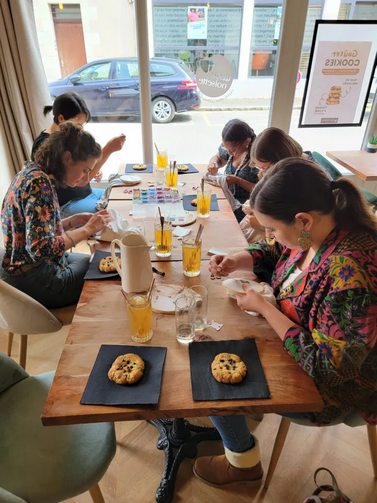 Atelier broderie en cours avec goûter pour un moment convivial