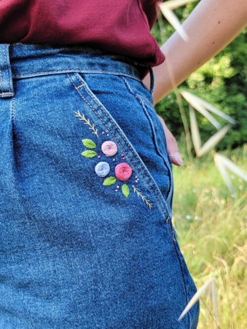 Kit broderie vêtement pour fleurir un bord de poche droite