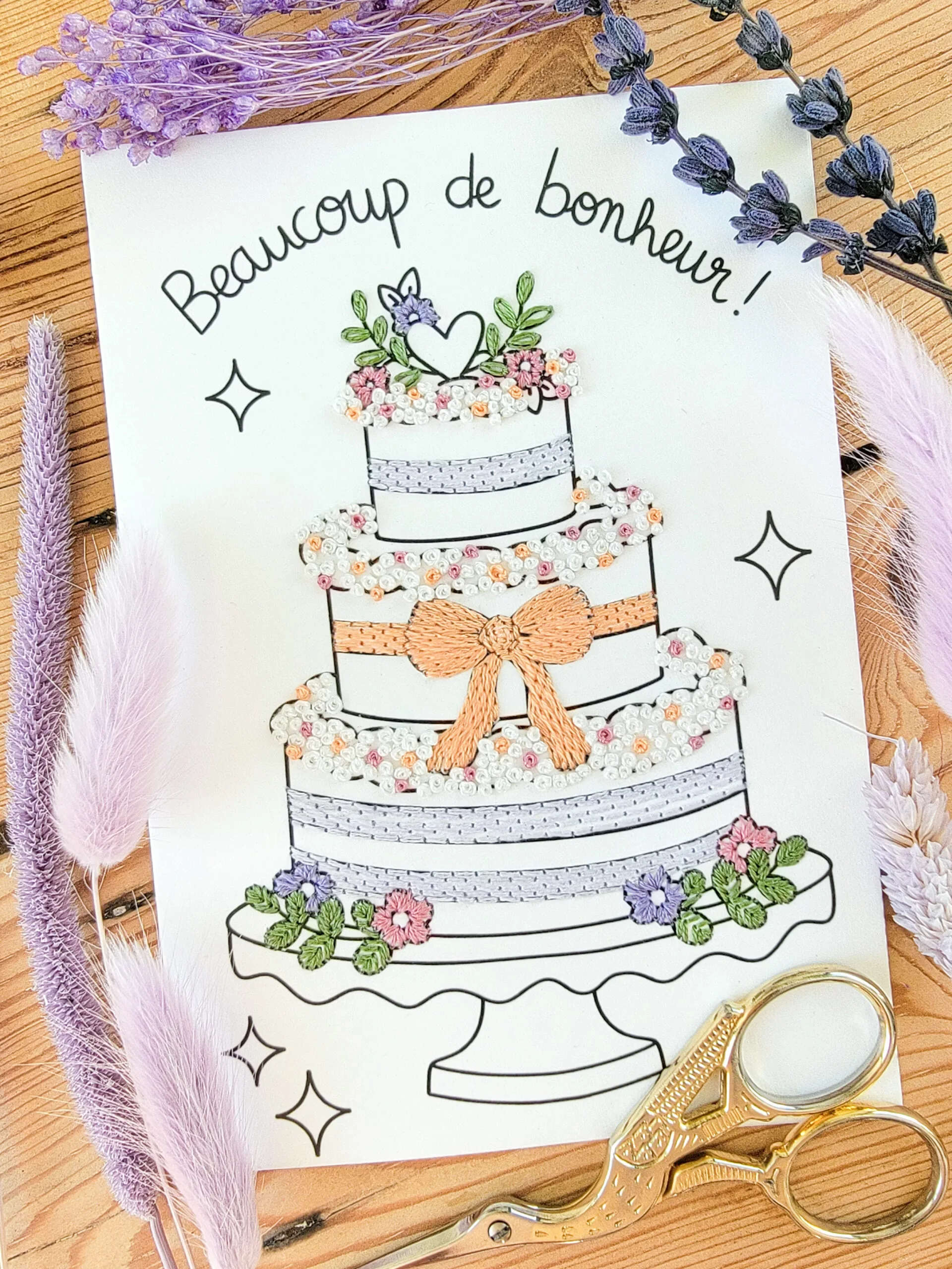 Exemple brodé d'une carte d'un gateau de mariés pour célébrer un mariage