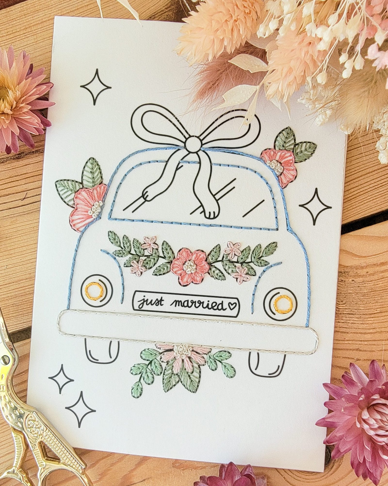 exemple de carte brodée du modèle la voiture des mariés