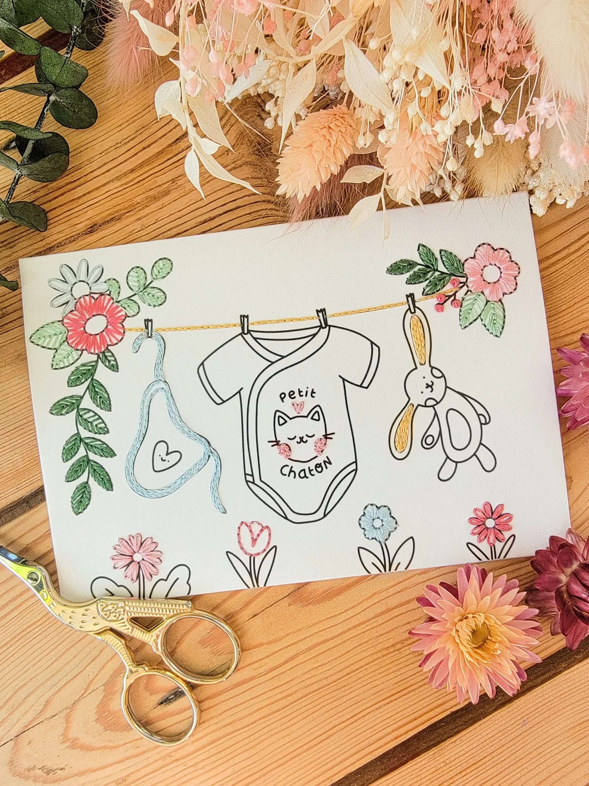 Version brodée de la carte à broder de la layette du petit chaton à offrir pour une naissance